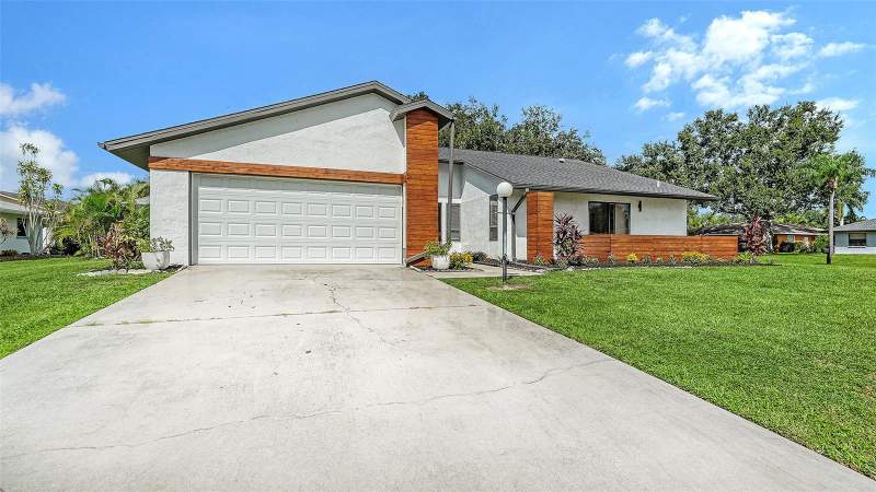 3 bedroom Single Family Residence at 5744 Augusta Circle, Sunrise Golf Club Estates, Sarasota — photo 2