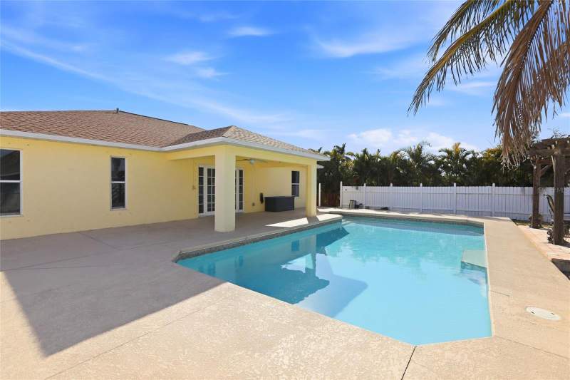3 bedroom Single Family Residence at 1209 NW 19th Street, Cape Coral, Cape Coral — photo 2