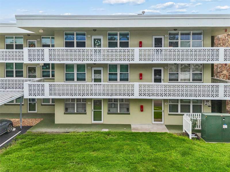 1 bedroom Condominium at 4885 1st St NE #307, Winston Park Northeast, St Petersburg — photo 2