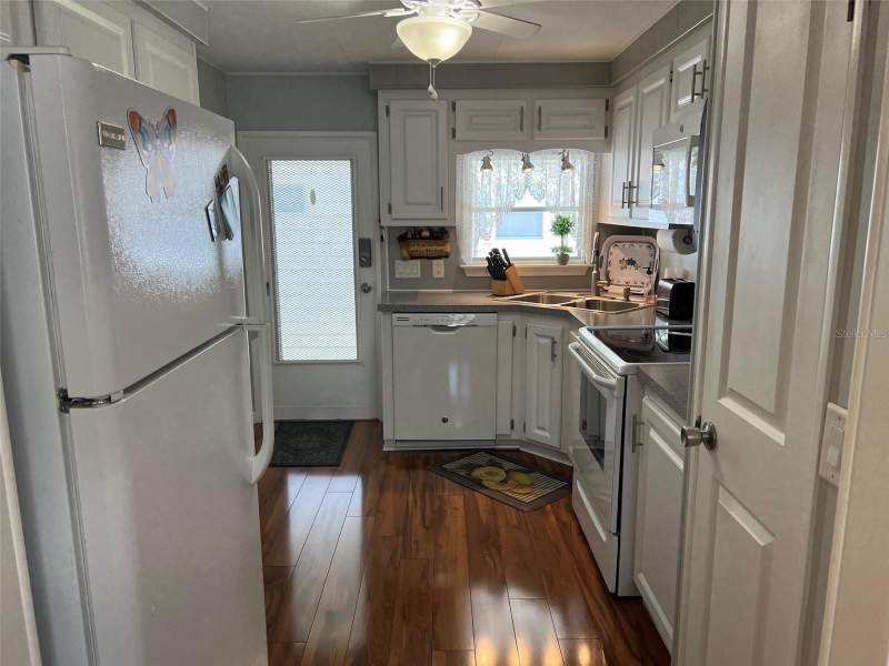 2 bedroom Mobile Home at 36 Thatch Palm Street, Palm Hill Mobile Home Park Unrec, Largo — photo 4