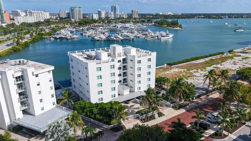2 bedroom Condominium at 650 Golden Gate Point #302, Harbor View/Golden Gate Point, Sarasota — photo 4