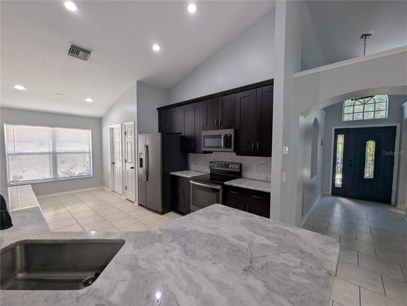 3 bedroom Single Family Residence at 6907 Freeport Road, Lake St Charles Unit 6, Riverview — photo 4