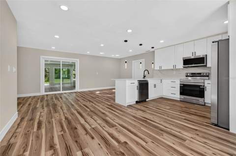 1524 Carson Circle, St Petersburg FL - photo 6 of 38