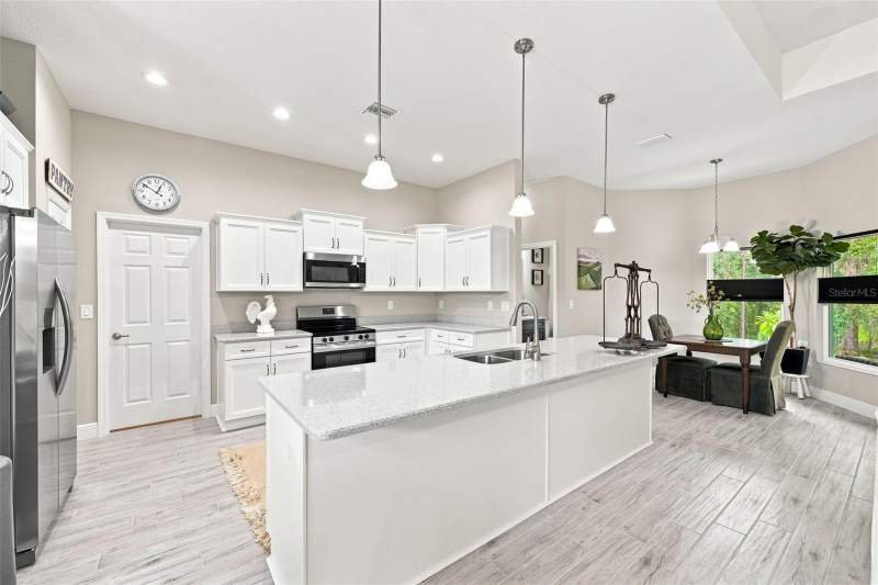 3 bedroom Single Family Residence at 15450 Cliff Swallow Road, Royal Highlands, Weeki Wachee — photo 2