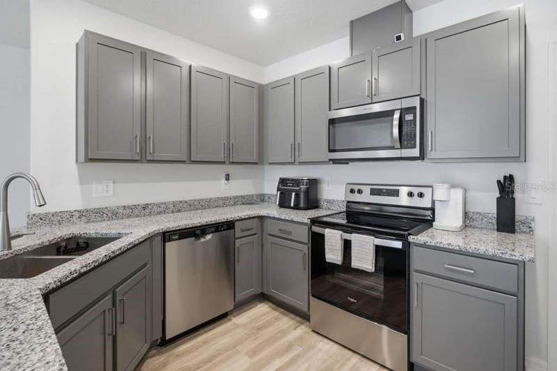 3 bedroom Townhouse at 9424 WESTSIDE HILLS DRIVE, BELLAVIVA PH 4, DAVENPORT — photo 4