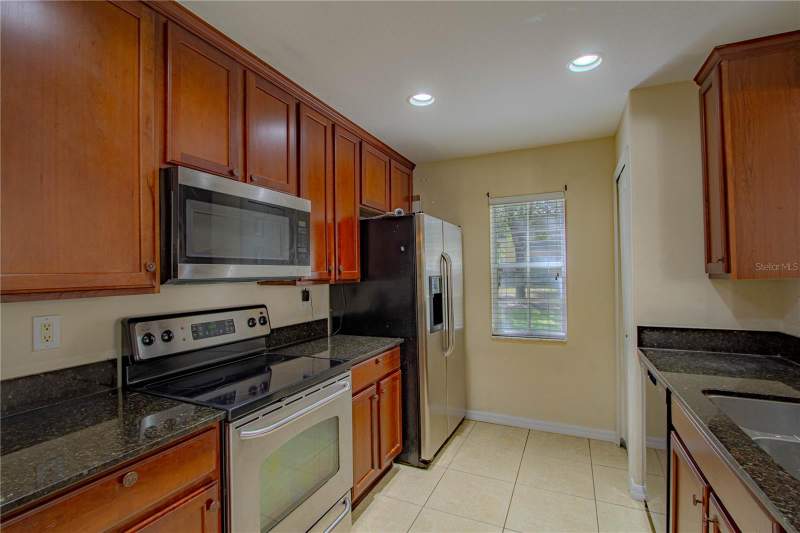 3 bedroom Townhouse at 10917 Brickside Court, Summerfield Village 1 Tr 2, Riverview — photo 4
