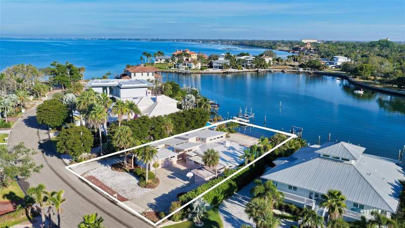 3 bedroom Single Family Residence at 355 S Shore Drive, Sapphire Shores Resub Blk M, Sarasota — photo 1