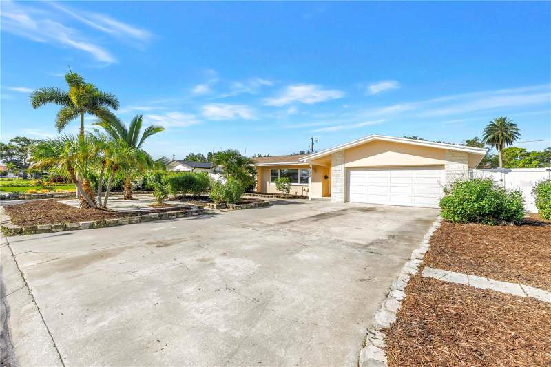 4 bedroom Single Family Residence at 2053 Dolphin Boulevard, Pasadena Golf Club Estates Sec 5, St Petersburg — photo 2