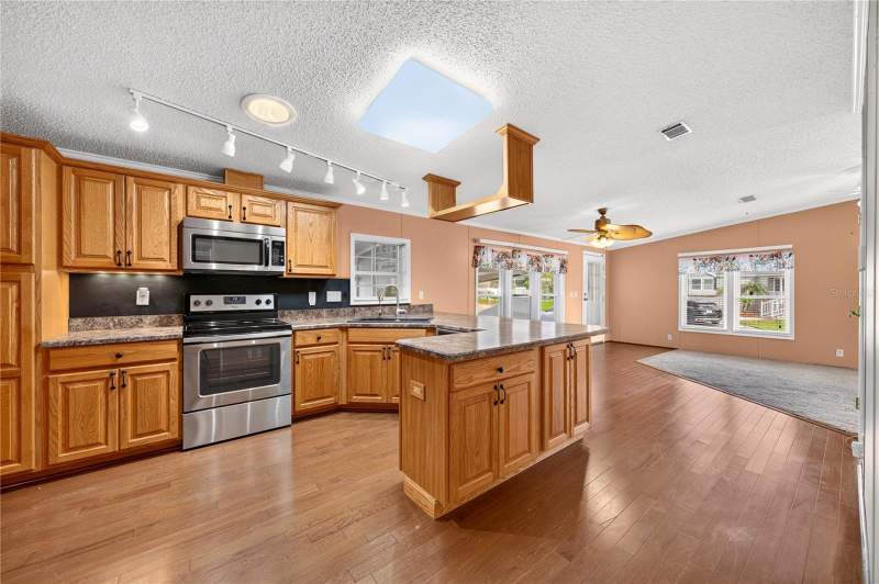 2 bedroom Manufactured Home at 2722 Vindale Road, Tavares Imperial Mobile Terrace Add 04, Tavares — photo 3