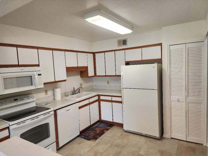2 bedroom Condominium at 5336 WHITE CLIFF LANE #4, COACH HOMES AT DOVER VILLAGE, ORLANDO — photo 4