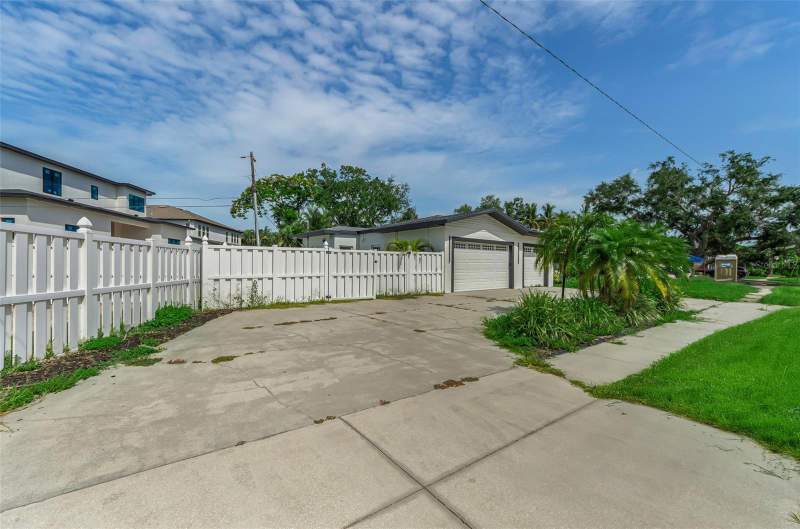 4 bedroom Single Family Residence at 850 Rafael Boulevard, Eden Shores Sec 7, St Petersburg — photo 3