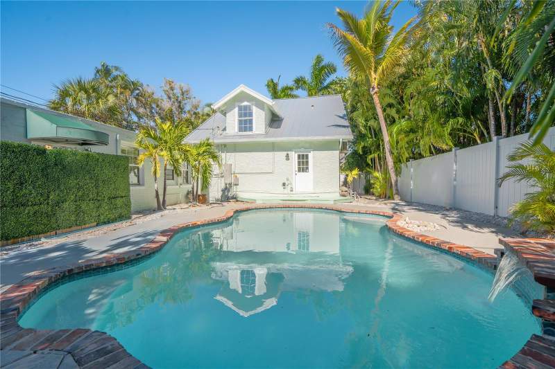 4 bedroom Single Family Residence at 3310 E Maritana Drive, Don Ce-Sar Place, St Pete Beach — photo 2