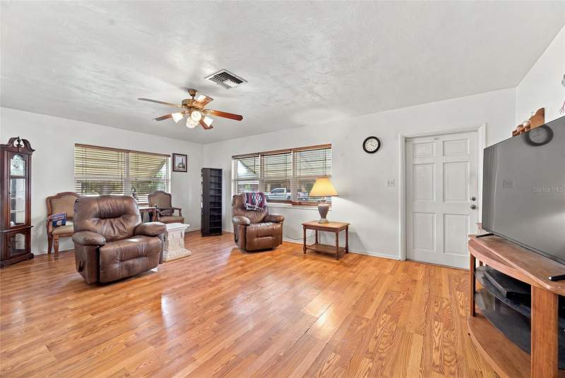 2 bedroom Single Family Residence at 907 42nd Street, Country Club Manor, Bradenton — photo 3