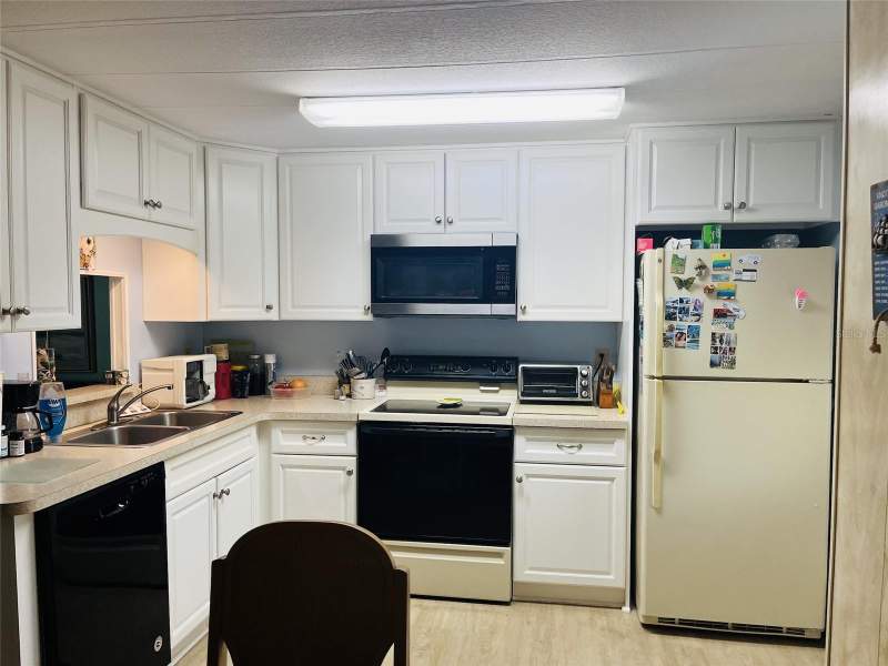 2 bedroom Manufactured Home at 3153 Orchard Drive, Lake Arrowhead Mobile Village Ph 03, North Fort Myers — photo 5