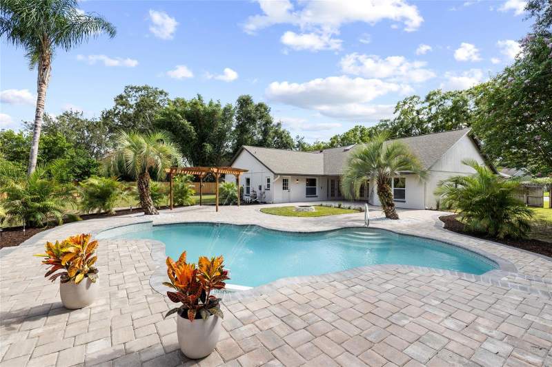 5 bedroom Single Family Residence at 18107 Woodcreek Place, The Manors At Crystal Lakes, Lutz — photo 3