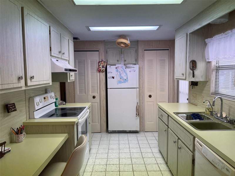 2 bedroom Mobile Home at 201 Royal Palm Circle, Palm Hill Mobile Home Park Unrec, Largo — photo 3