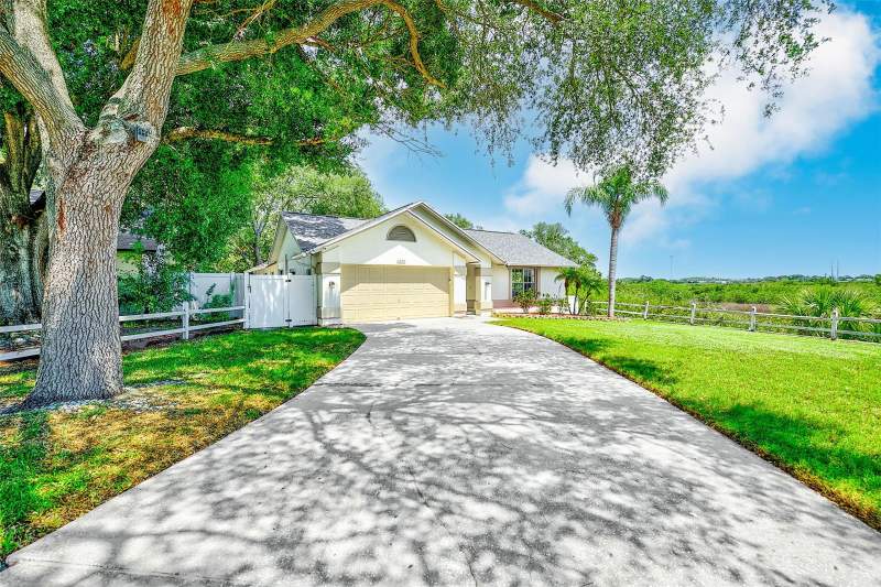3 bedroom Single Family Residence at 1400 Club Drive, Beckett Bay, Tarpon Springs — photo 2