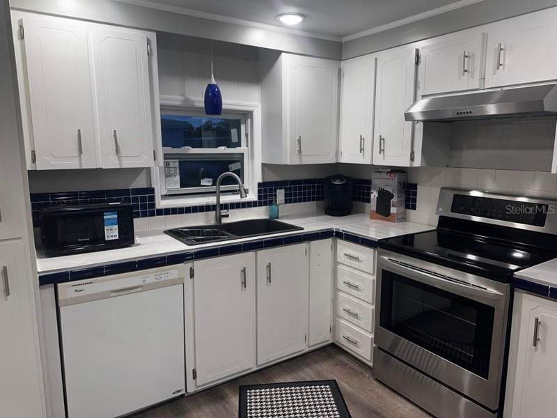 2 bedroom Manufactured Home at 530 Sun Up Street, Lazy Days Mobile Village, North Fort Myers — photo 3
