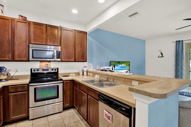 3 bedroom Townhouse at 6843 46th Lane, Sawgrass Village, Pinellas Park — photo 3