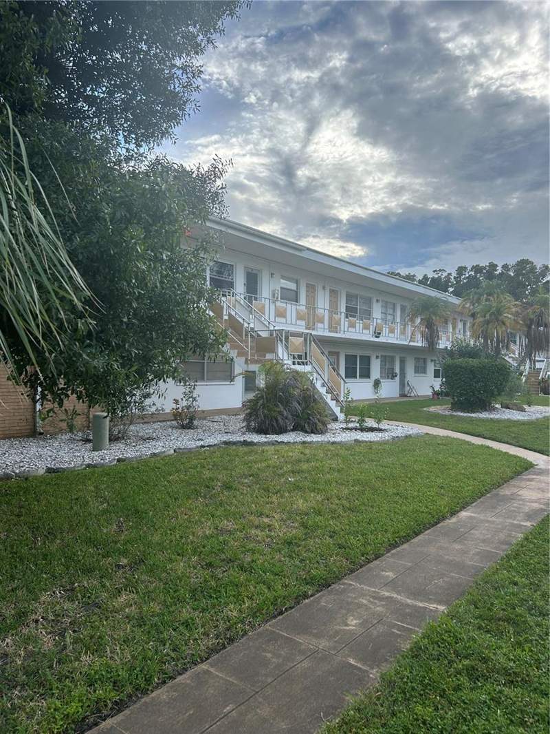2 bedroom Condominium at 5940 21st Street #11, Town Apts Condo, St Petersburg — photo 2