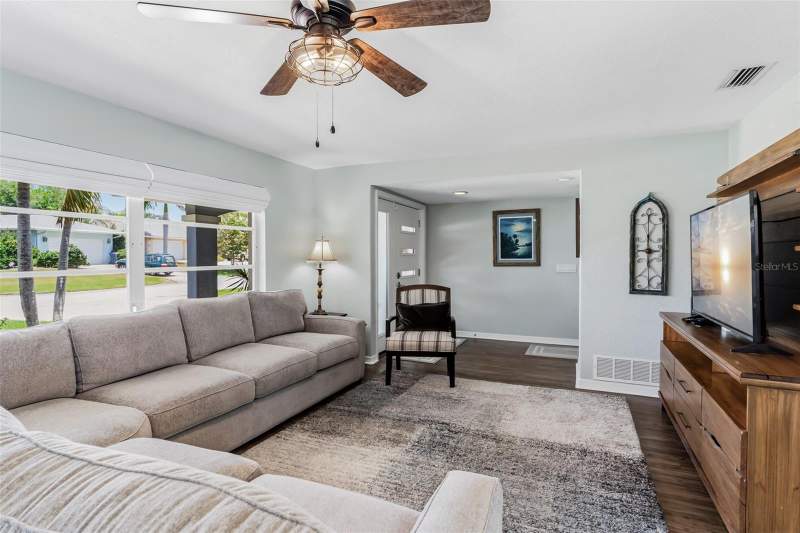 3 bedroom Single Family Residence at 14570 Tanglewood Drive, Bayhills Sub, Largo — photo 3