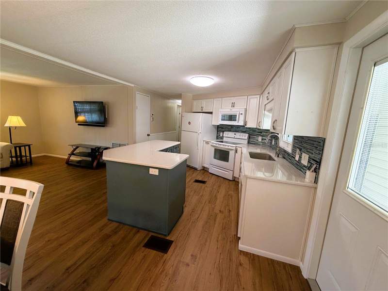 2 bedroom Mobile Home at 101 Marigold Street, Hawthorne At Leesburg A Coop, Leesburg — photo 5