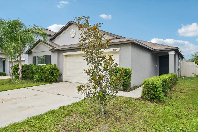 4 bedroom Single Family Residence at 5517 Blue Azure Drive, Berry Bay Sub, Wimauma — photo 2