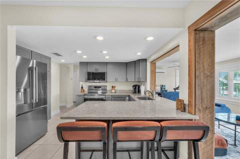 911 Silver Palm Way, Apollo Beach FL - photo 17 of 35