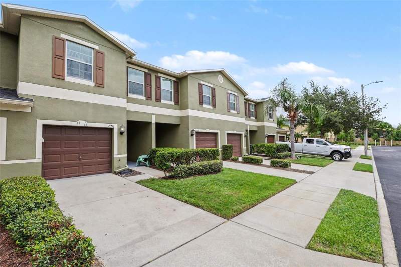 3 bedroom Townhouse at 2711 Isabella Valley Court, Lake Brandon Twnhms 114-A, Brandon — photo 3