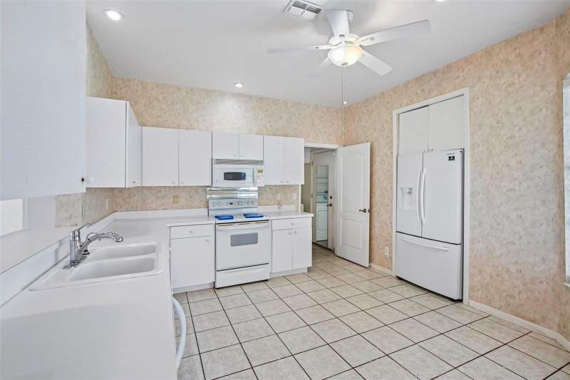 3 bedroom Single Family Residence at 1104 Villeroy Drive, Sun City Center Unit 260, Sun City Center — photo 5