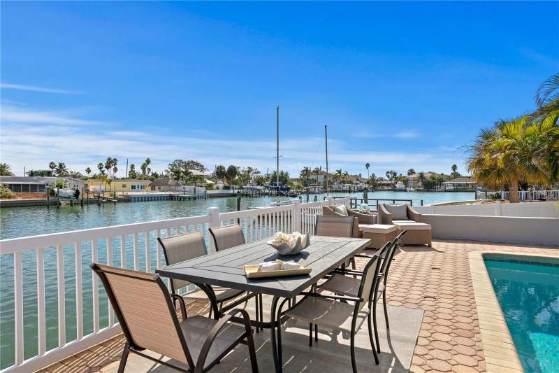 4 bedroom Single Family Residence at 350 N JULIA CIRCLE, NORTH VINA DEL MAR 1ST ADD, ST PETE BEACH — photo 2