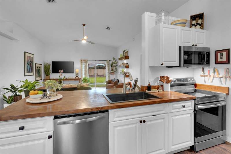 3 bedroom Single Family Residence at 130 W 8TH ST, NORTH CHULUOTA, CHULUOTA — photo 5