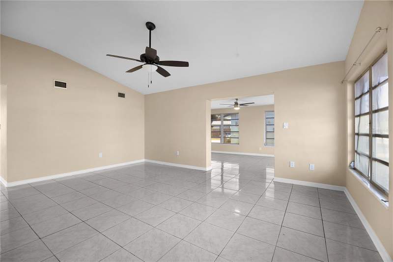 3 bedroom Single Family Residence at 275 Lakeview Drive, Berts Bayshore Manor, North Fort Myers — photo 3