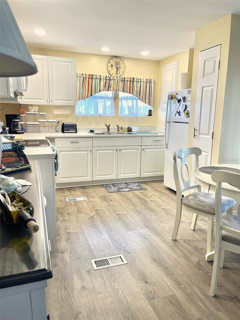 2 bedroom Mobile Home at 9790 66th Street #111, Clearwater Cascade M/H Park Unrec, Pinellas Park — photo 5
