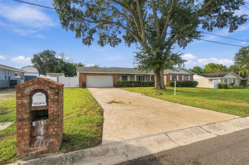 4 bedroom Single Family Residence at 105 Ashbrook Drive, Crestwood Estates Unit 2, Brandon — photo 2