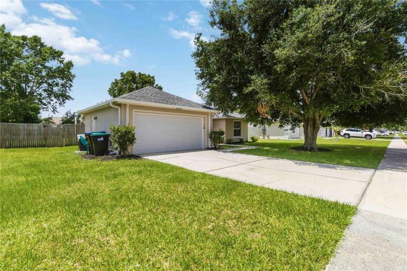 3 bedroom Single Family Residence at 20446 Macon Parkway, Rocket City, Orlando — photo 2
