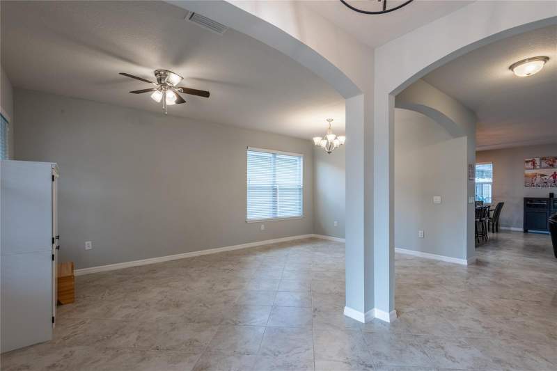4 bedroom Single Family Residence at 11862 LAKE LUCAYA DRIVE, LUCAYA LAKE CLUB PH 2F, RIVERVIEW — photo 4