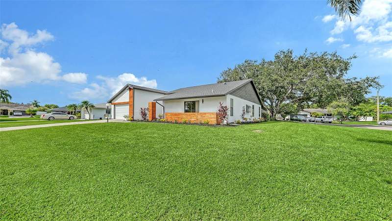 3 bedroom Single Family Residence at 5744 Augusta Circle, Sunrise Golf Club Estates, Sarasota — photo 4