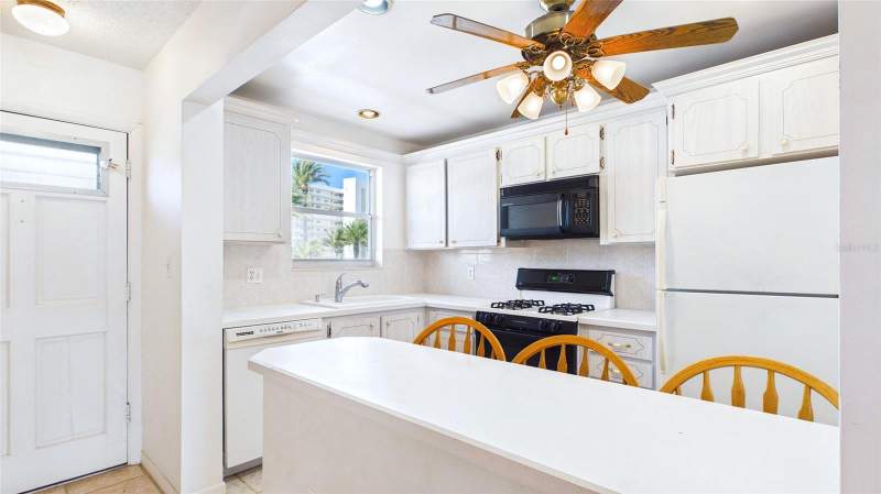 2 bedroom Condominium at 6025 Shore Boulevard #303, Town Shores Of Gulfport, Gulfport — photo 4