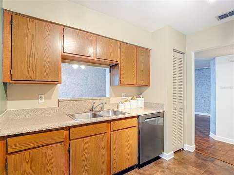 16851 Le Clare Shores Drive, Tampa FL - photo 10 of 53