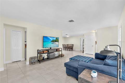 911 Silver Palm Way, Apollo Beach FL - photo 11 of 35