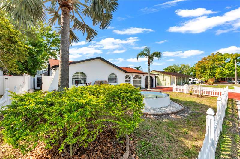 4 bedroom Single Family Residence at 9043 Hickory Circle, Townn Country Park Unit 55, Tampa — photo 2