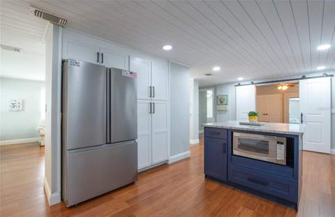 407 Dolphin Drive, Oldsmar FL - photo 9 of 34