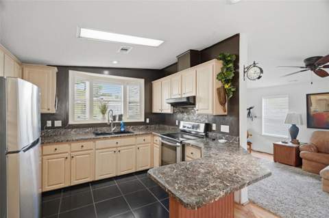 6907 Americana Drive #101, St Petersburg FL - photo 6 of 32