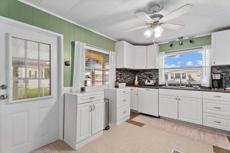 2 bedroom Manufactured Home at 560 Fairmount Drive, Harbor Cove, North Port — photo 3