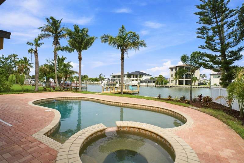 3 bedroom Single Family Residence at 15918 Redington Drive, Lone Palm Beach 3rd Add, Redington Beach — photo 2