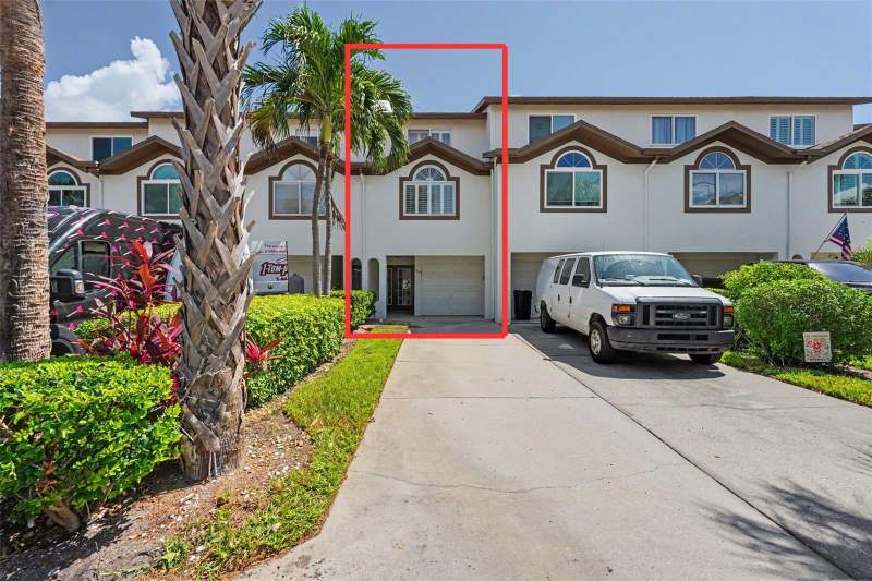 3 bedroom Townhouse at 269 MADEIRA CIRCLE, PALMS OF TIERRA, ST PETERSBURG — photo 1