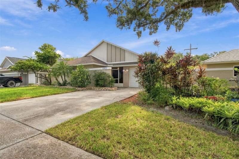 3 bedroom Single Family Residence at 11905 Hickorynut Drive, Cedar Creek At Country Run Phase II, Tampa — photo 2