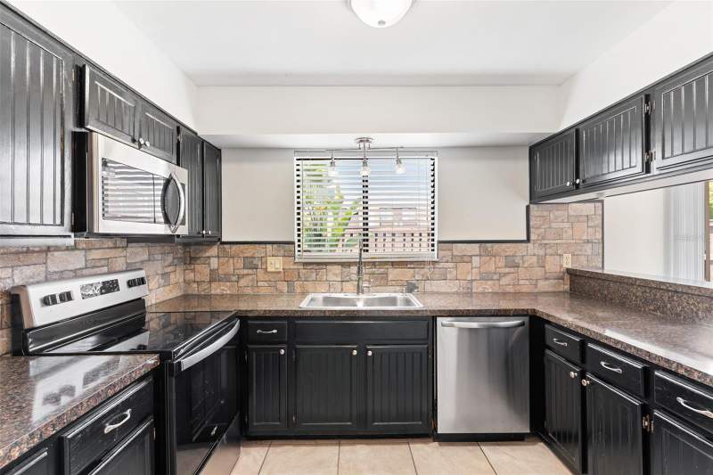 4 bedroom Townhouse at 1836 N Crystal Lake Drive #87, Grovethe, Lakeland — photo 2