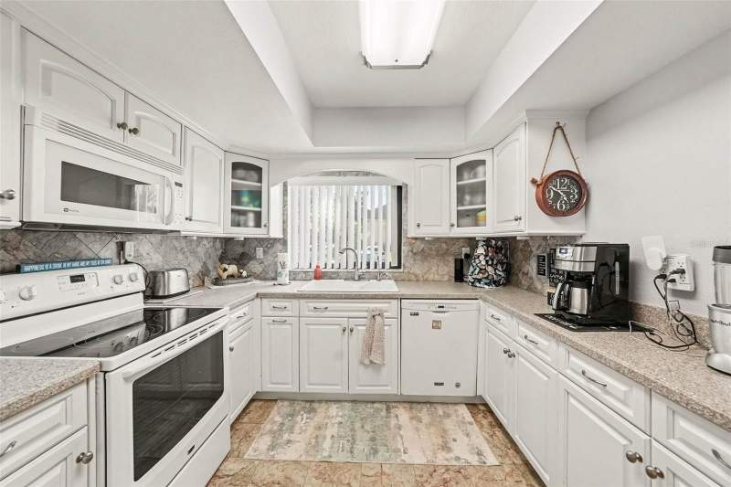 2 bedroom Condominium at 825 S Village Drive #102, Village Lake Condo, St Petersburg — photo 2